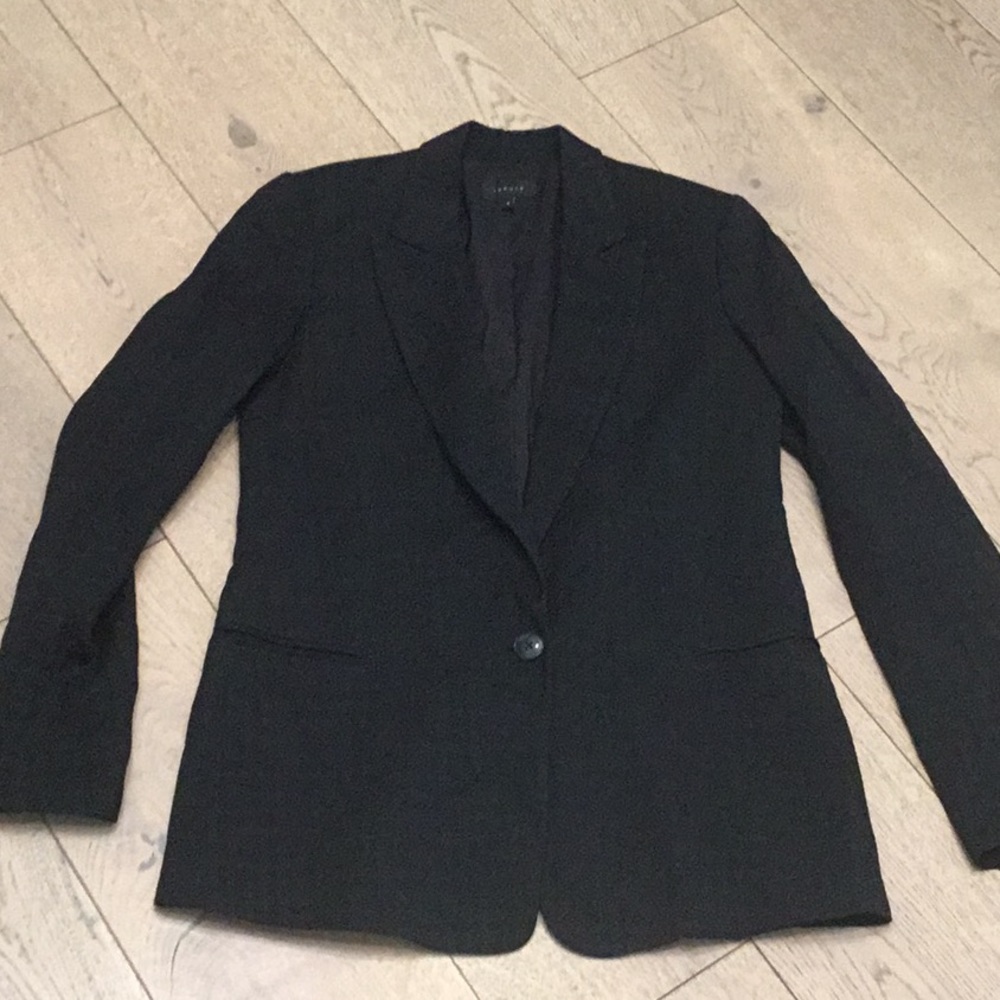 Woman’s Theory black blazer . Size 6. Lined. Black on black print. One button.